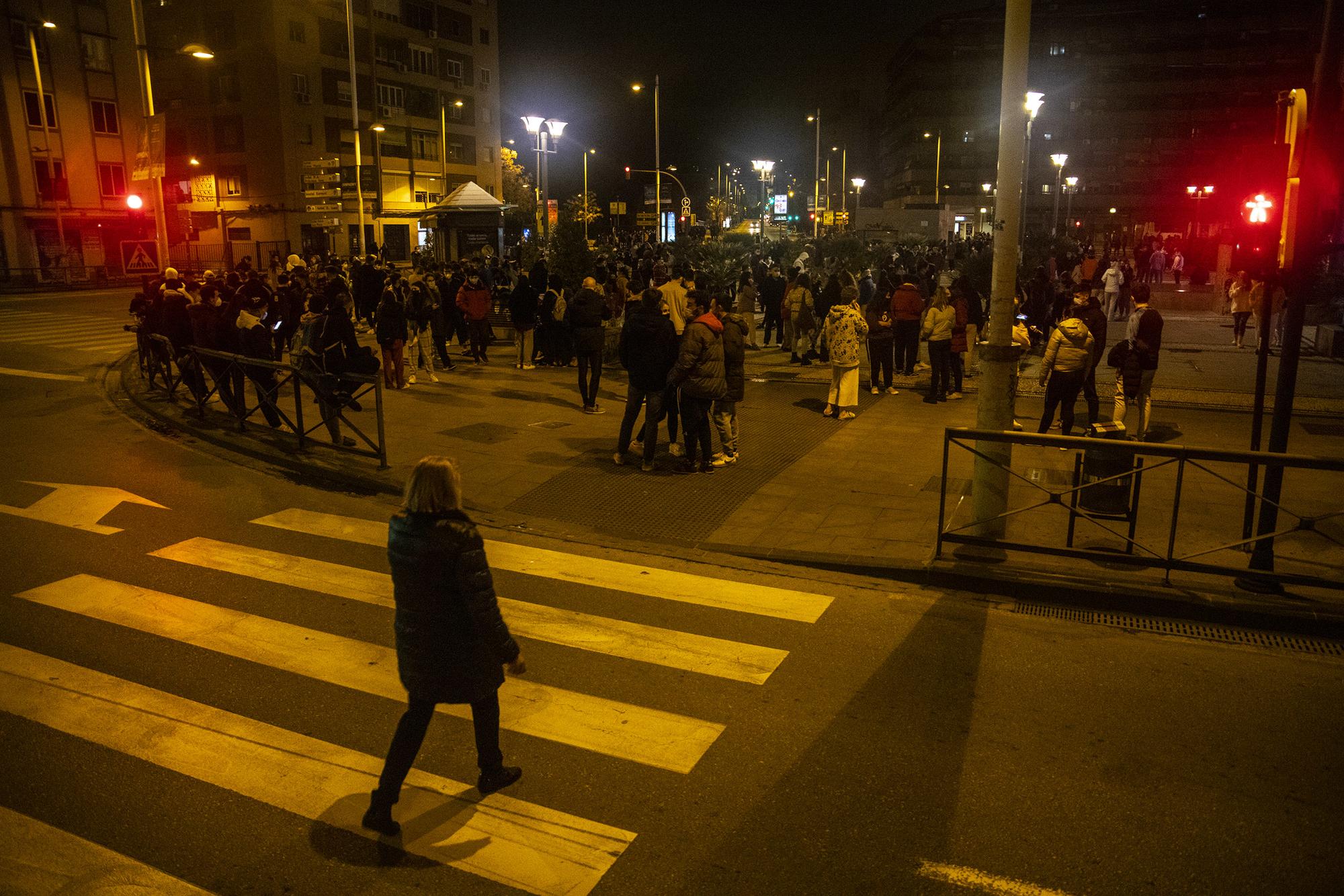 Cientos de granadinos salen a la calle a causa de los terremotos de esta noche - 10